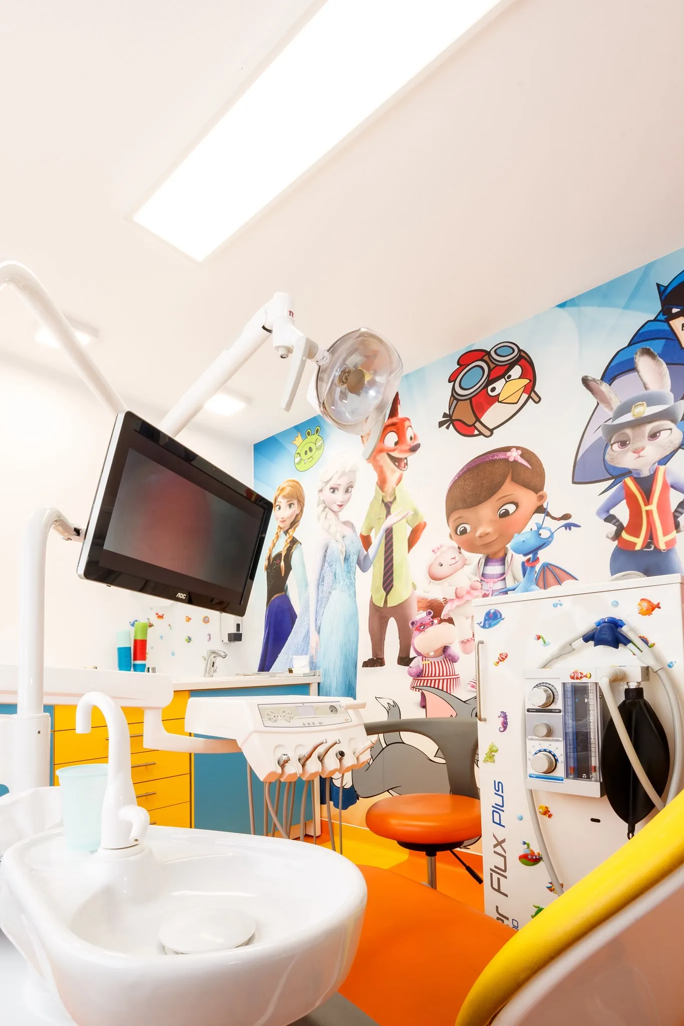 Cabinet Cheo Kids cu perete tematic cu personaje de desene animate și aparat de inhalosedare