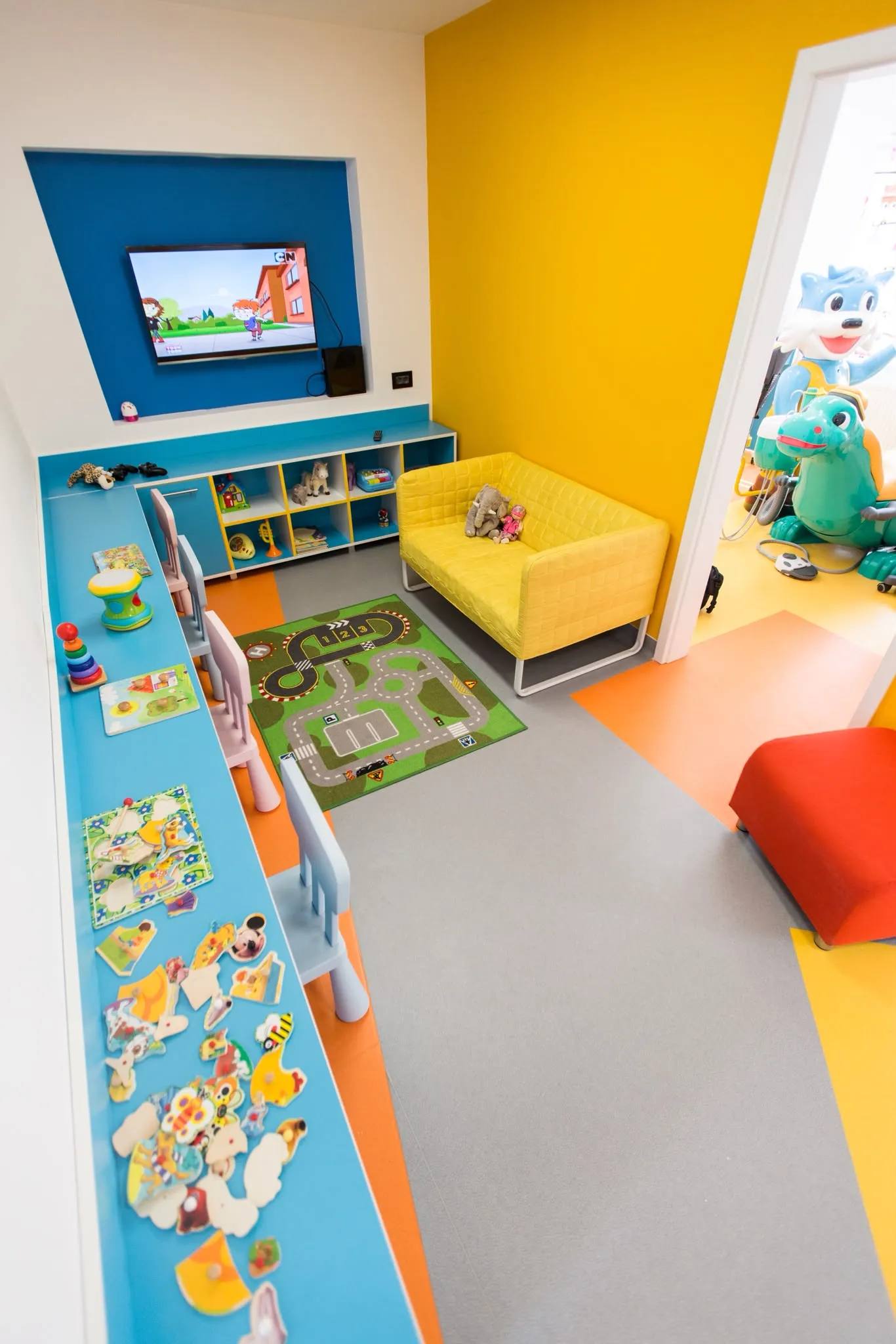 Sala de joacă Cheo Kids — canapea, jucării, covor de joacă și desene animate