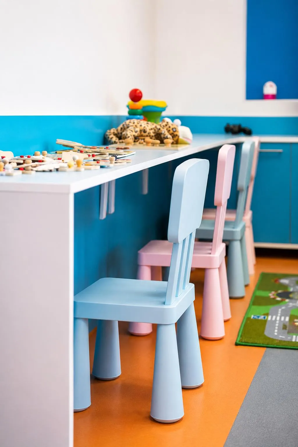 Măsuța cu scăunele colorate și puzzle-uri din sala de joacă Cheo Kids