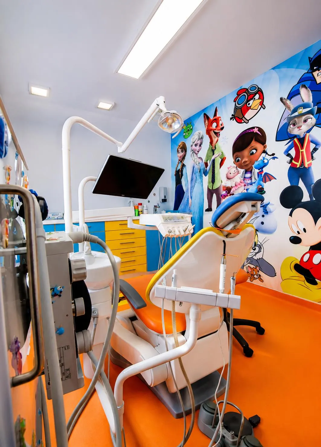 Cabinet Cheo Kids cu perete tematic și scaun stomatologic colorat